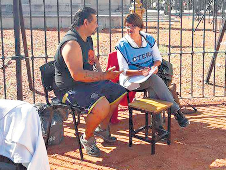 La foto de Carlos en su primer día de clase en la Escuela Itinerante frente al Congreso.
