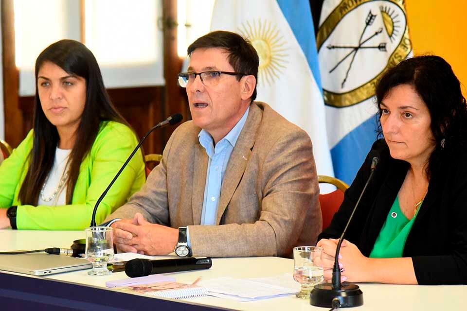 El ministro José Goiti junto a Daiana Gallo Ambrosis y Carolina Piedrabuena.