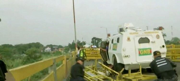 Una de las tanquetas, tras embestir las vallas en el paso fronterizo.