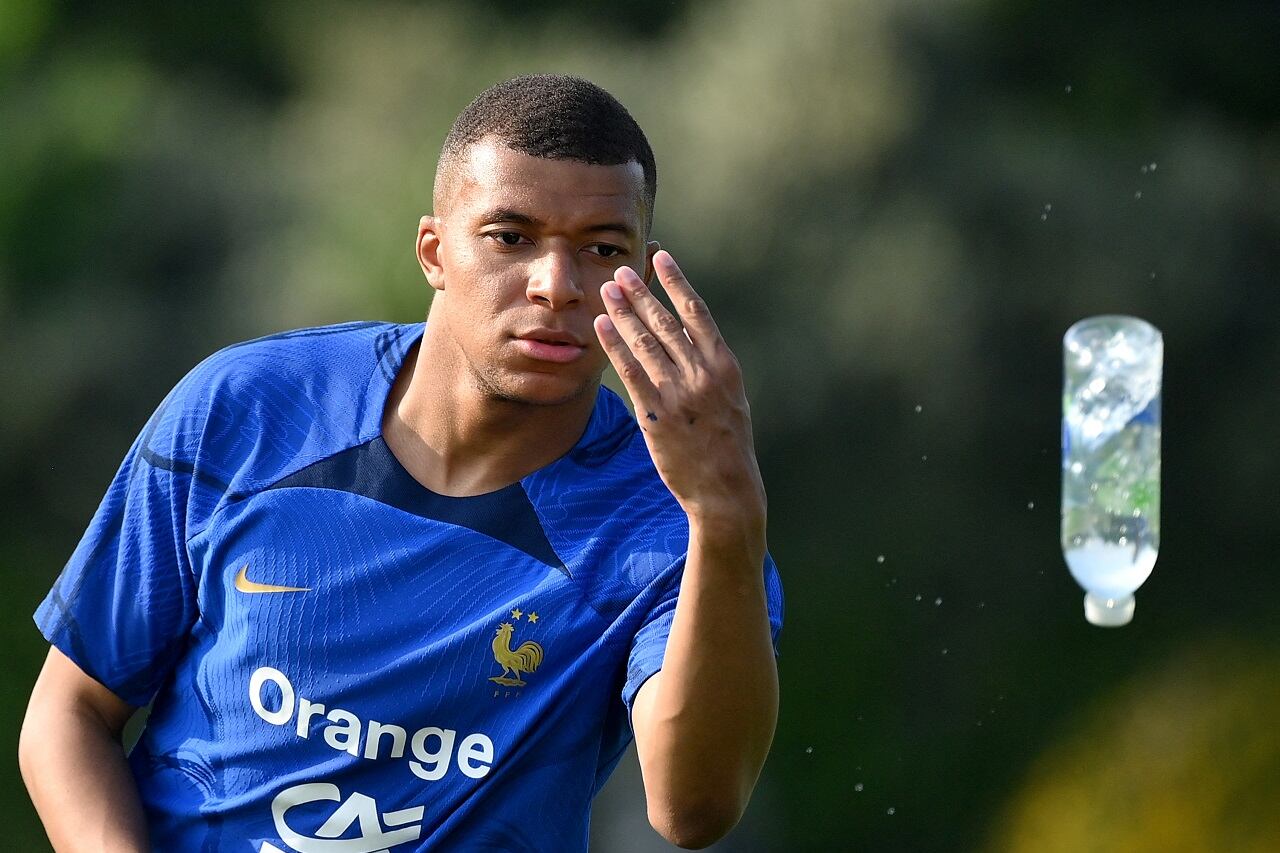 Mbappé juega con una botella durante la práctica francesa