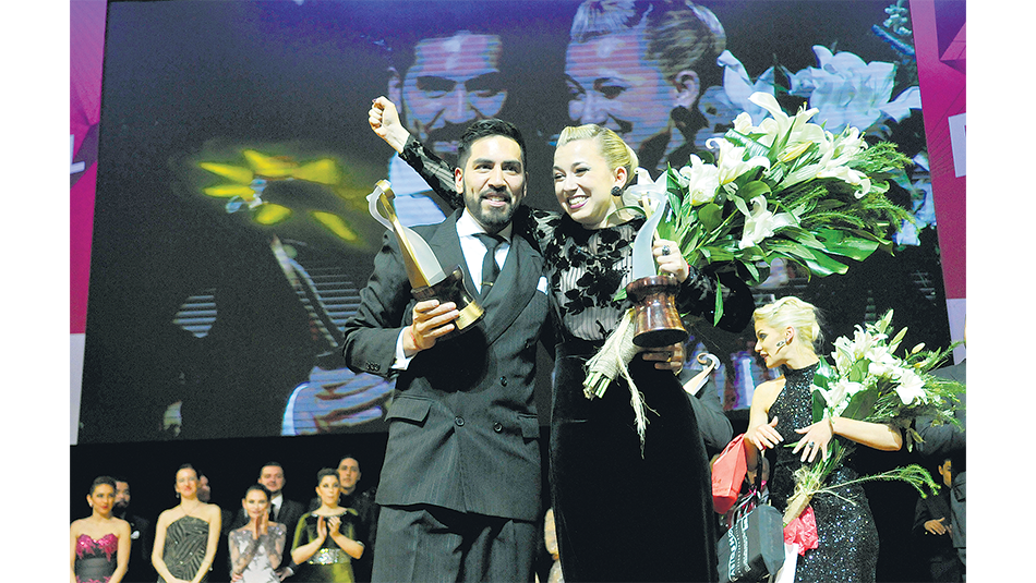 José Luis Salvo y Carla Rossi, representantes de Buenos Aires, al recibir el premio.