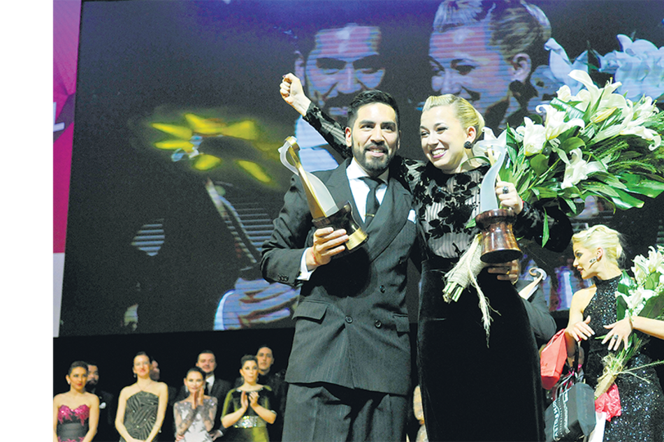 José Luis Salvo y Carla Rossi, representantes de Buenos Aires, al recibir el premio.