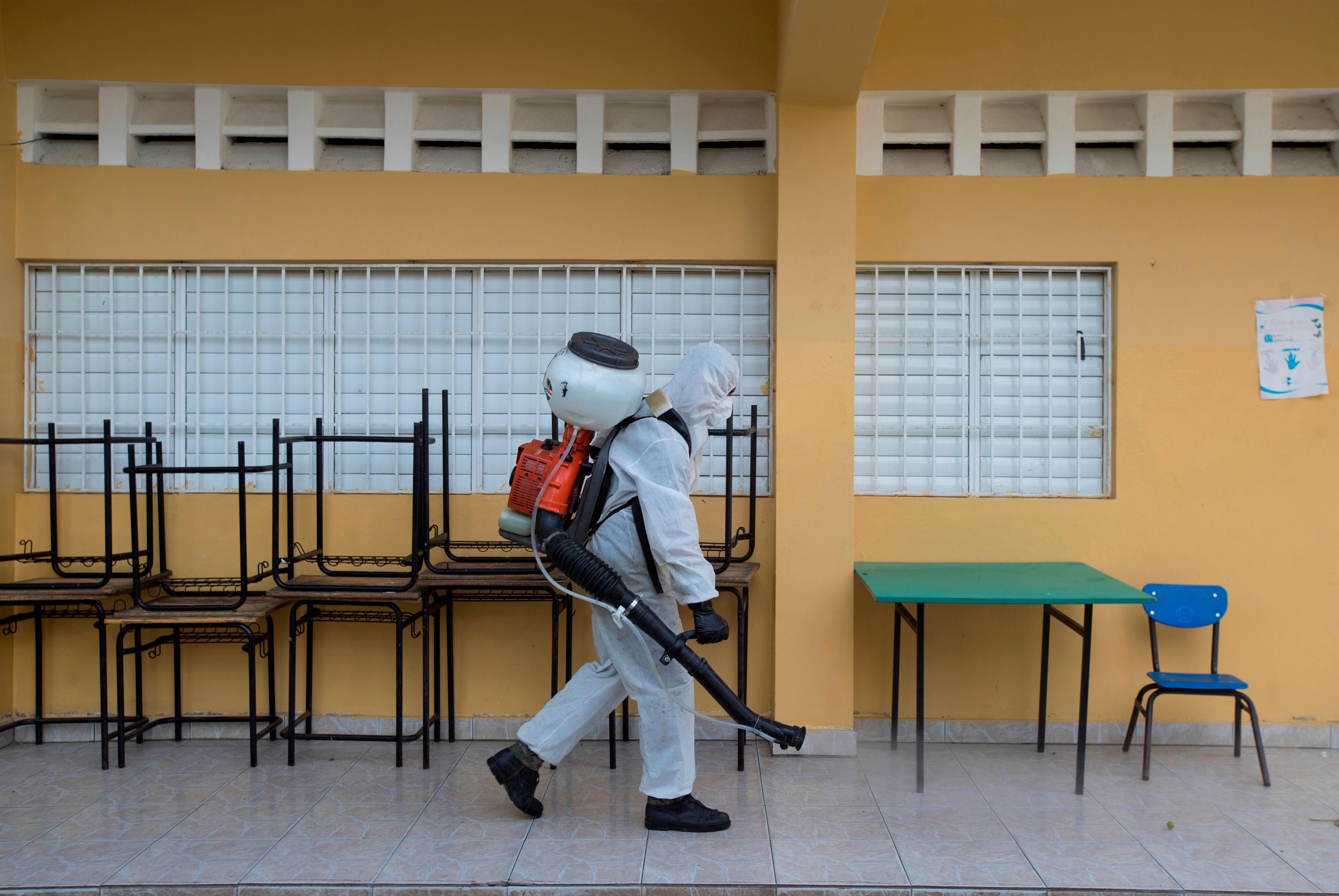 Desinfección en una escuela de República Dominicana.