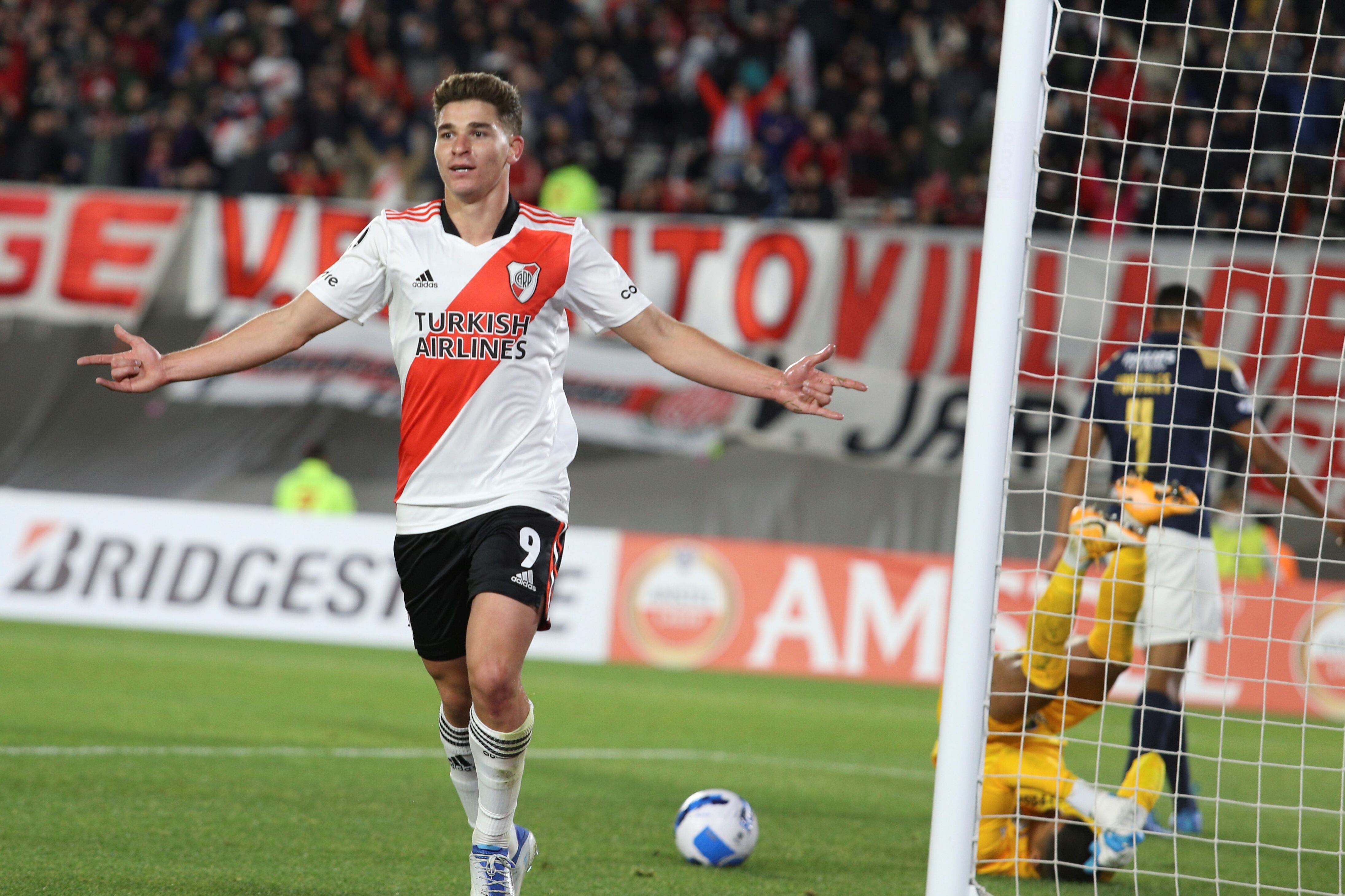 El delantero de River, celebrando uno de sus seis tantos convertidos frente a Alianza Lima (Foto: NA).