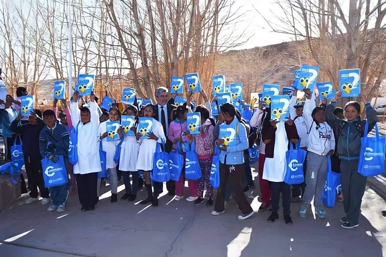 Alumnos de la escuela 494 Cámara de Diputados, recibiendo un programa del Gobierno en 2016.