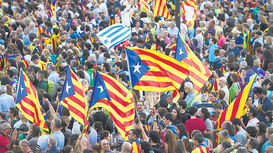 Miles de personas se manifiestan frente a la sede del gobierno catalán en Barcelona en favor de independizarse de España.