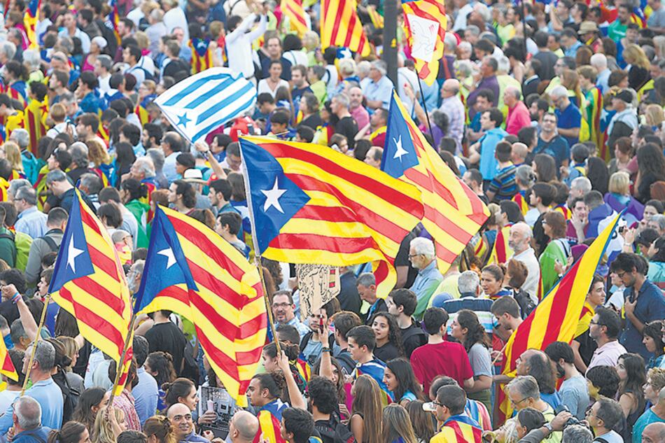 Miles de personas se manifiestan frente a la sede del gobierno catalán en Barcelona en favor de independizarse de España.