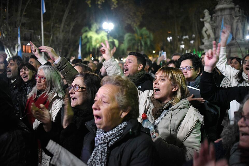 Hubo liturgia peronista y mucha bronca y llanto en la plaza 25 de Mayo.