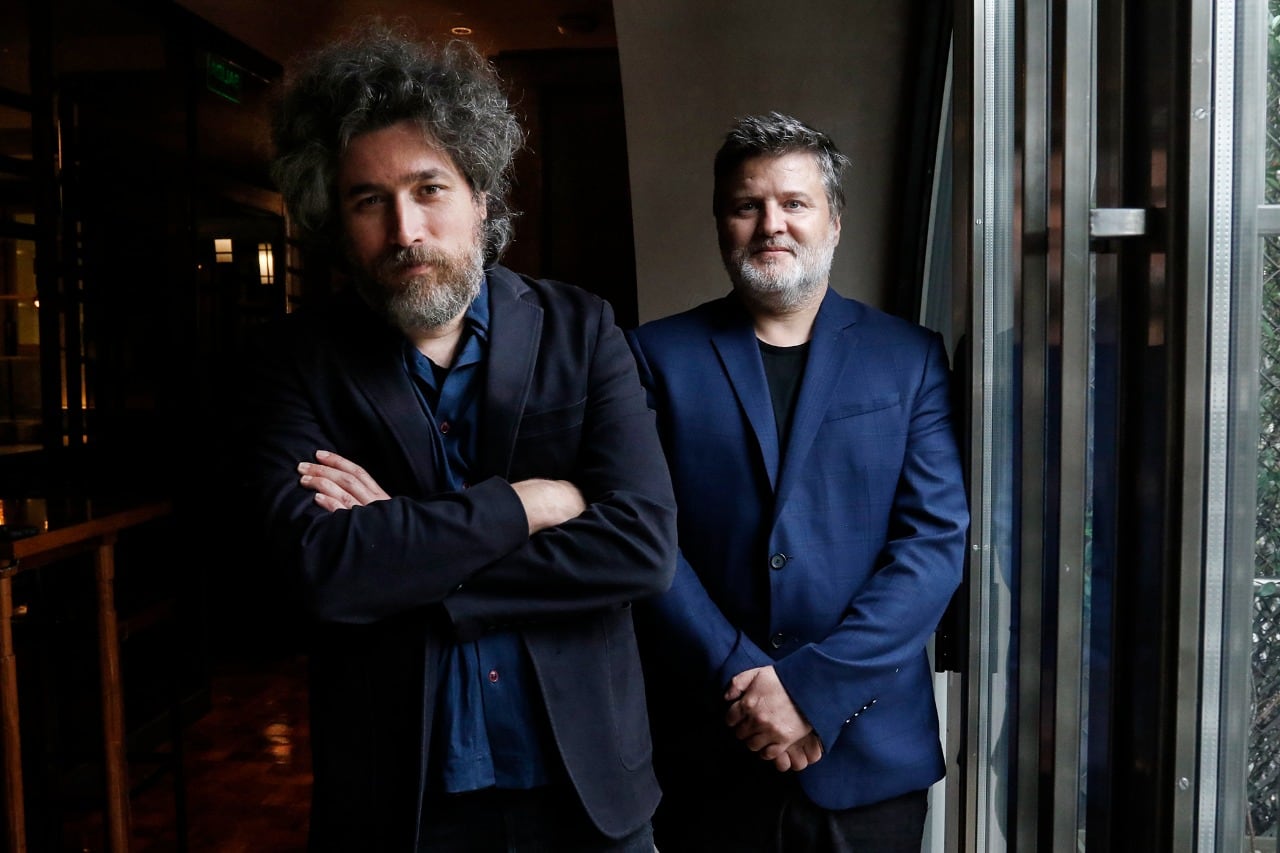 "Los personajes se disparan entre ellos y, a veces, se disparan en los pies ellos mismos." 