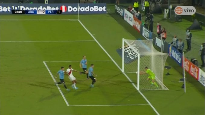 Una imagen de la polémica jugada sobre el final del partido entre Perú y Uruguay por las Eliminatorias sudamericanas al Mundial Qatar 2020.