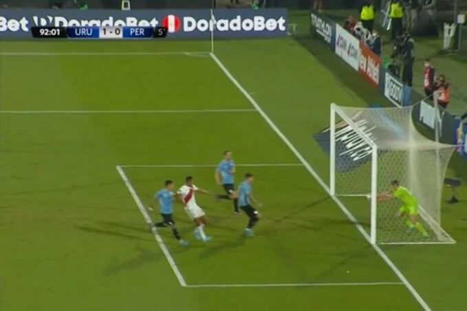 Una imagen de la polémica jugada sobre el final del partido entre Perú y Uruguay por las Eliminatorias sudamericanas al Mundial Qatar 2020.