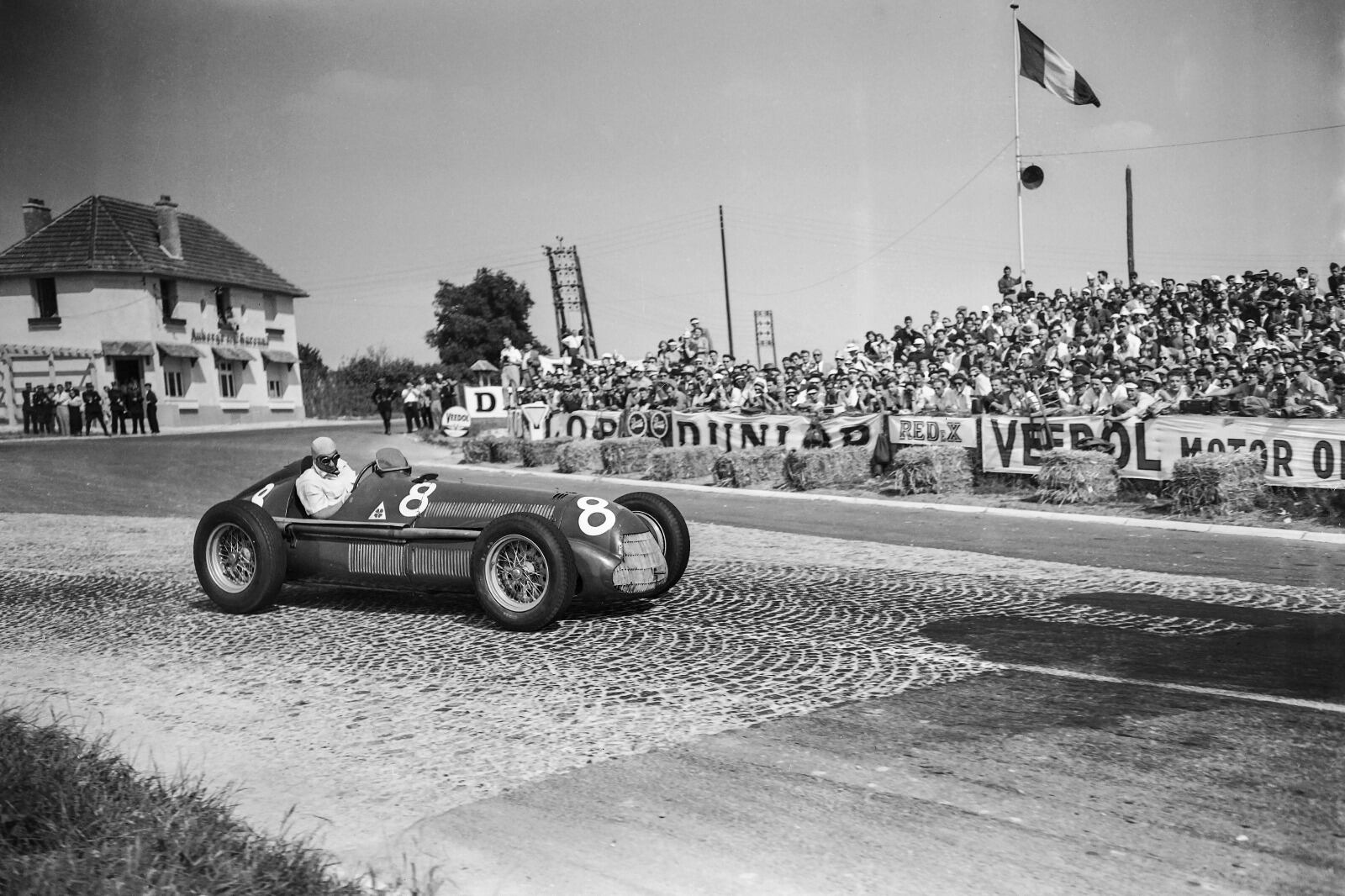 Fangio en acción con un Alfa Romeo durante el Gran Premio de Francia de Fórmula 1