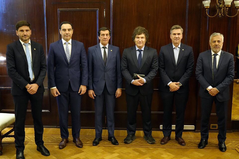 Pullaro con Millei y gobernadores de Corrientes, Chaco, Jujuy y Mendoza.