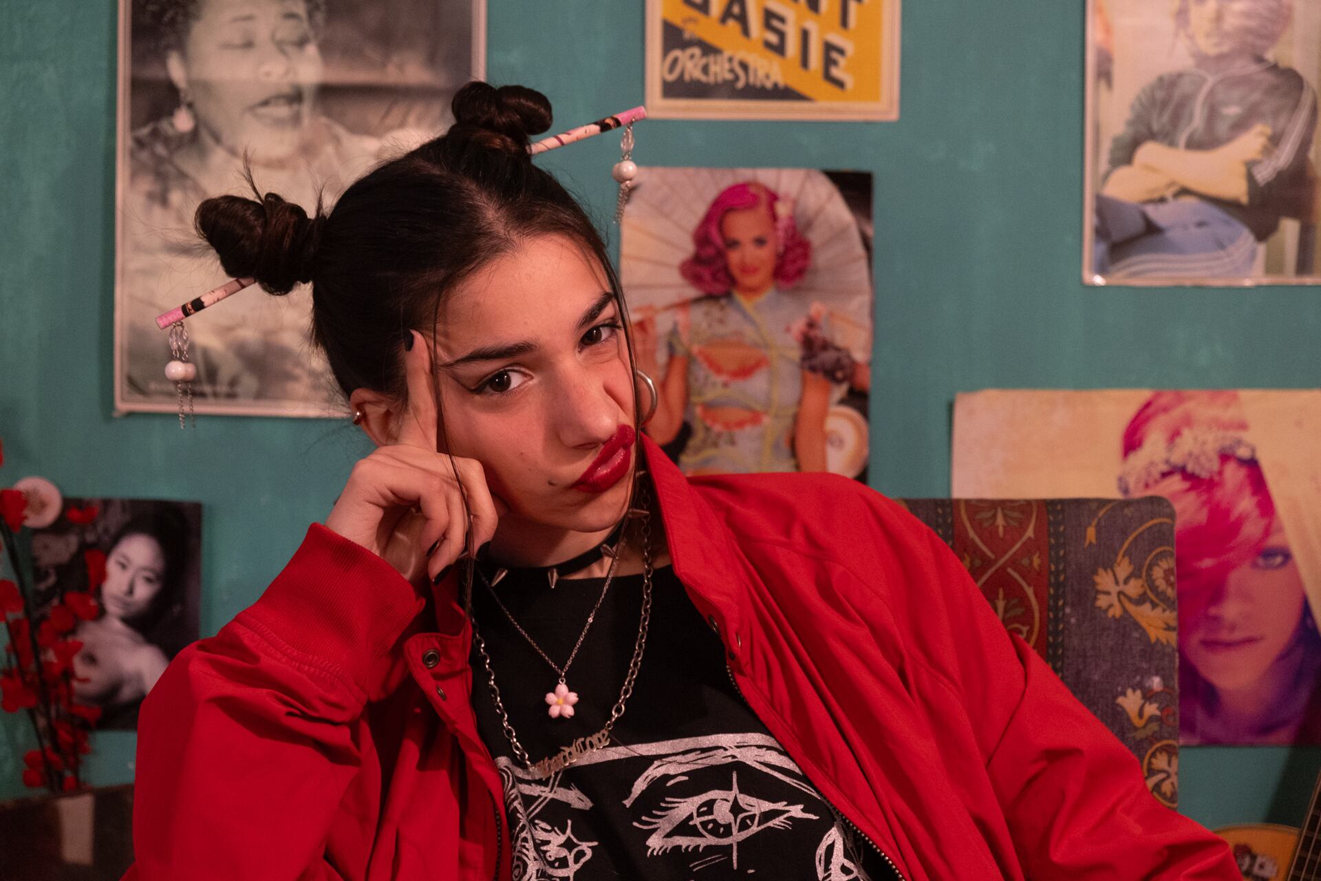 Grabado en formato live session en una fábrica, el EP Katana muestra la potencia y versatilidad de la música de esta cantante y compositora sub 25