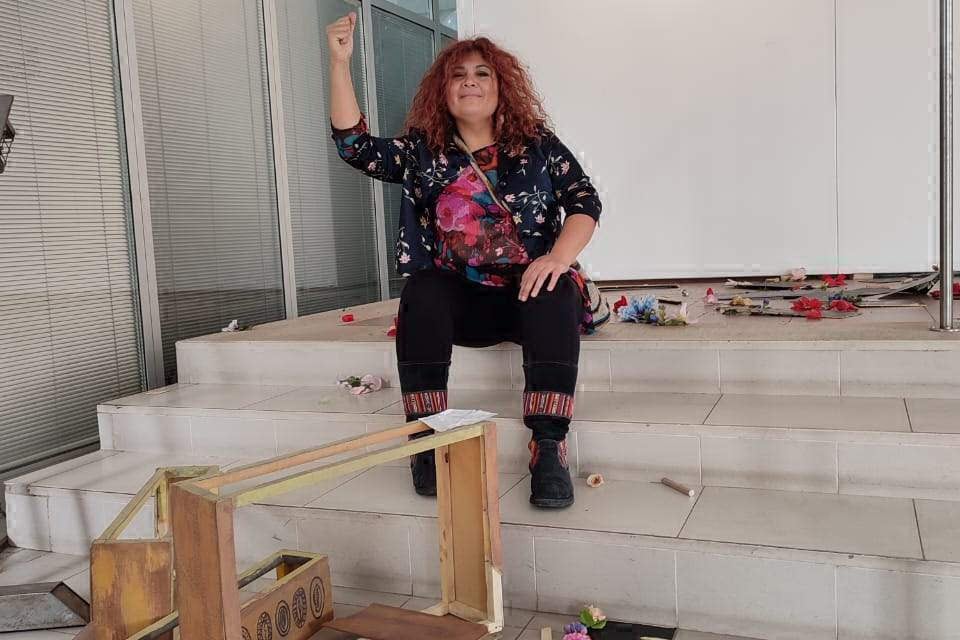 Cristina Pérez, una de las 36 artistas, junto a los restos de su creación.