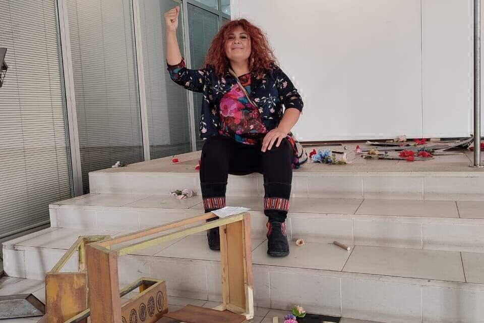 Cristina Pérez, una de las 36 artistas, junto a los restos de su creación.