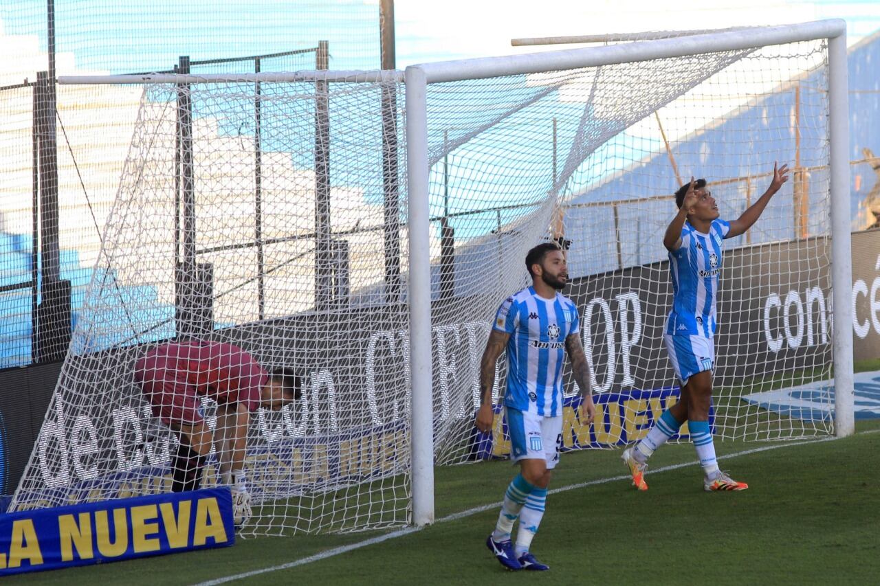 Los jugadores de Racing celebran un nuevo festejo.