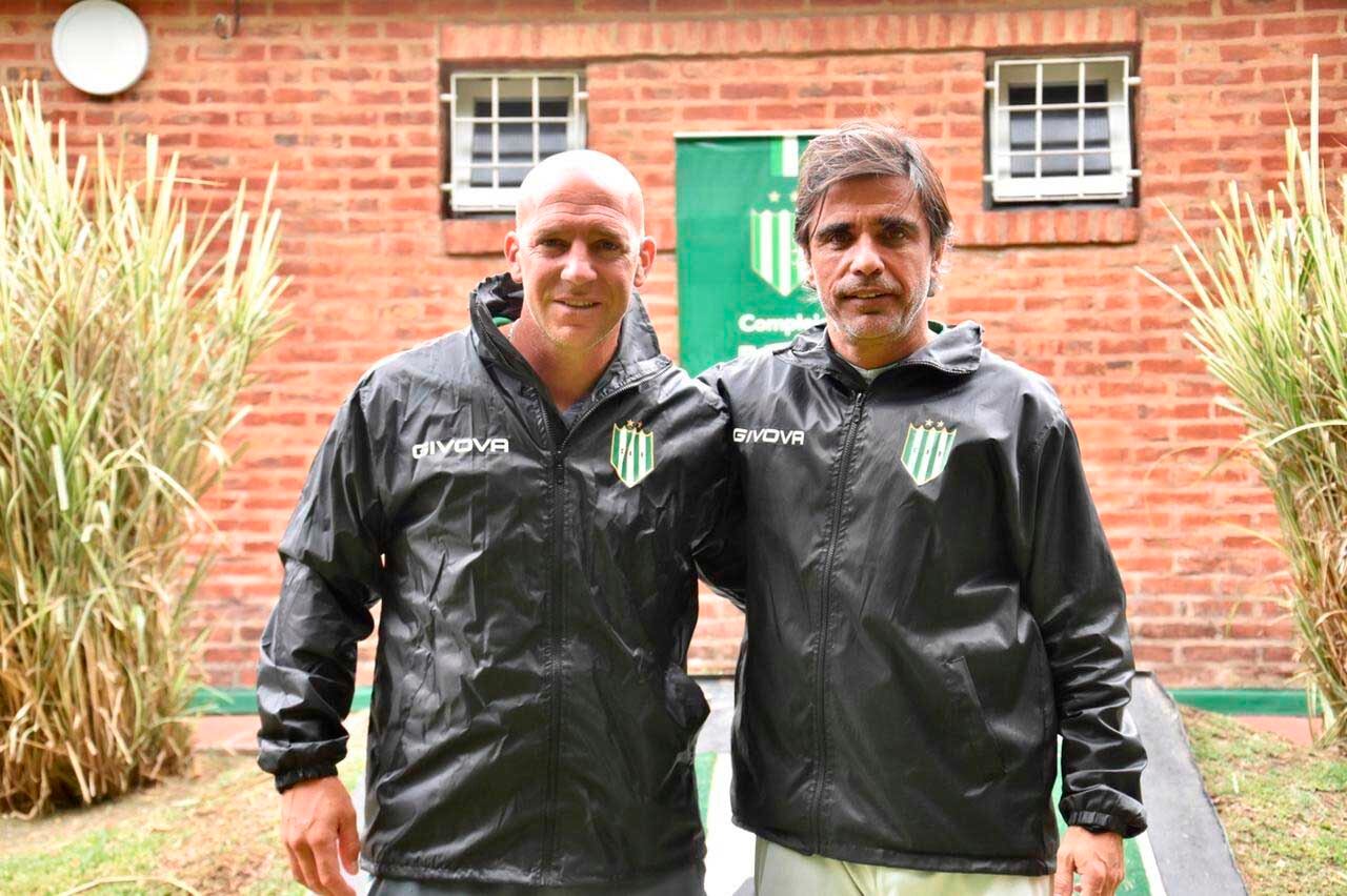 Hugo Donato, responsable del fútbol juvenil de Banfield, junto a Archu Sanguinetti.