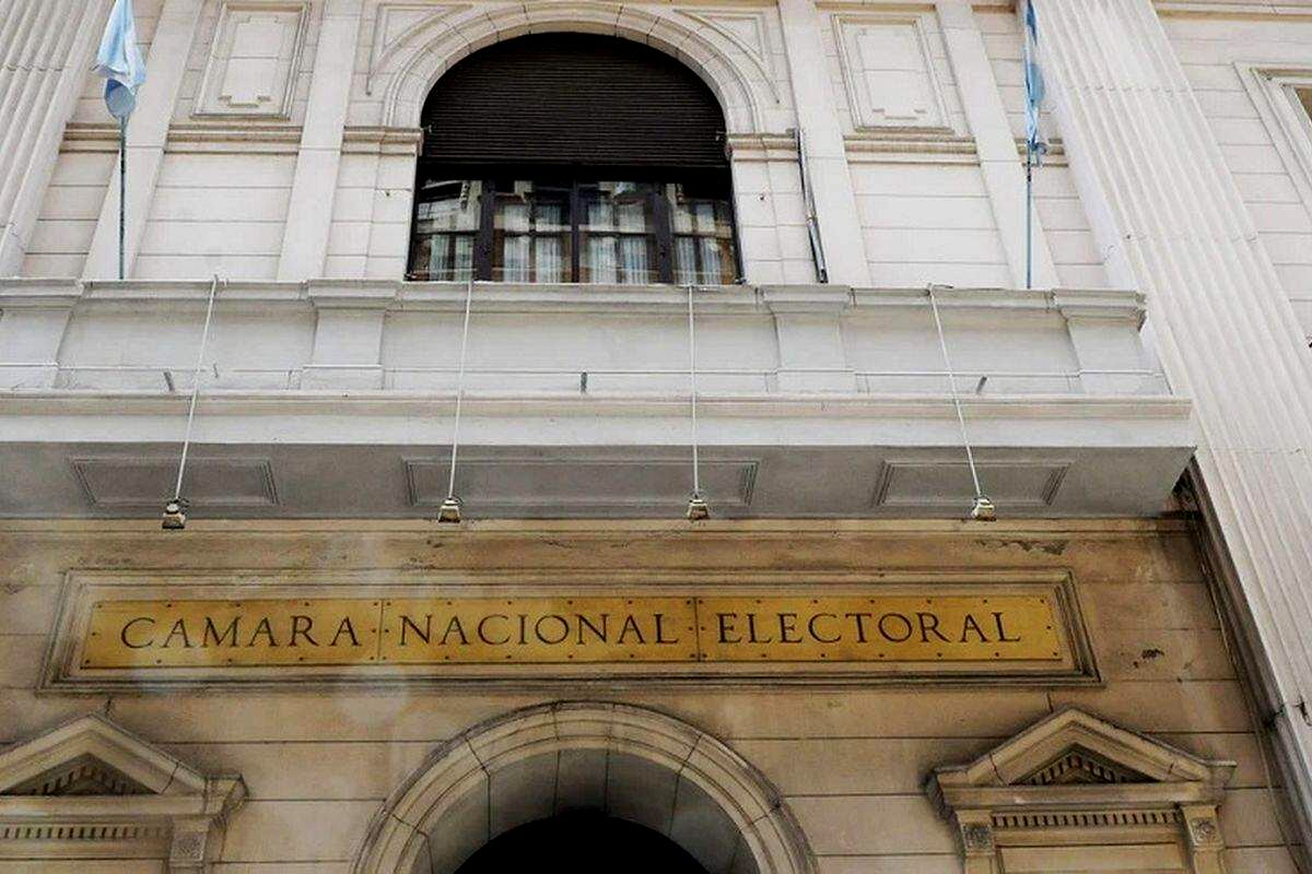 La Cámara Nacional Electoral se pronunció sobre el uso de videos falsos en campaña y los consideró delitos.
