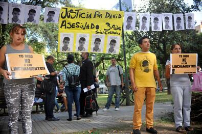 Familiares de David Moreira reclamaron justicia ayer frente a los tribunales.