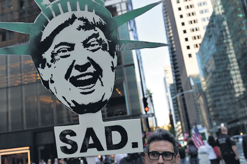 Un manifestante protesta en contra de Trump esta semana en la ciudad de Nueva York.