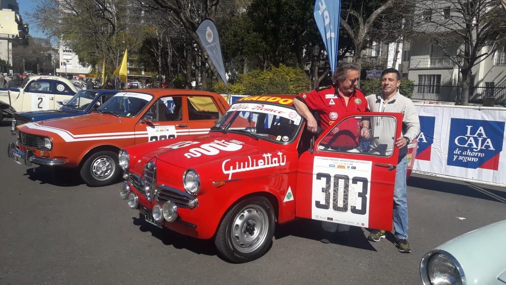 Piloto y navegante posan junto a su Alfa Romeo Giulietta.