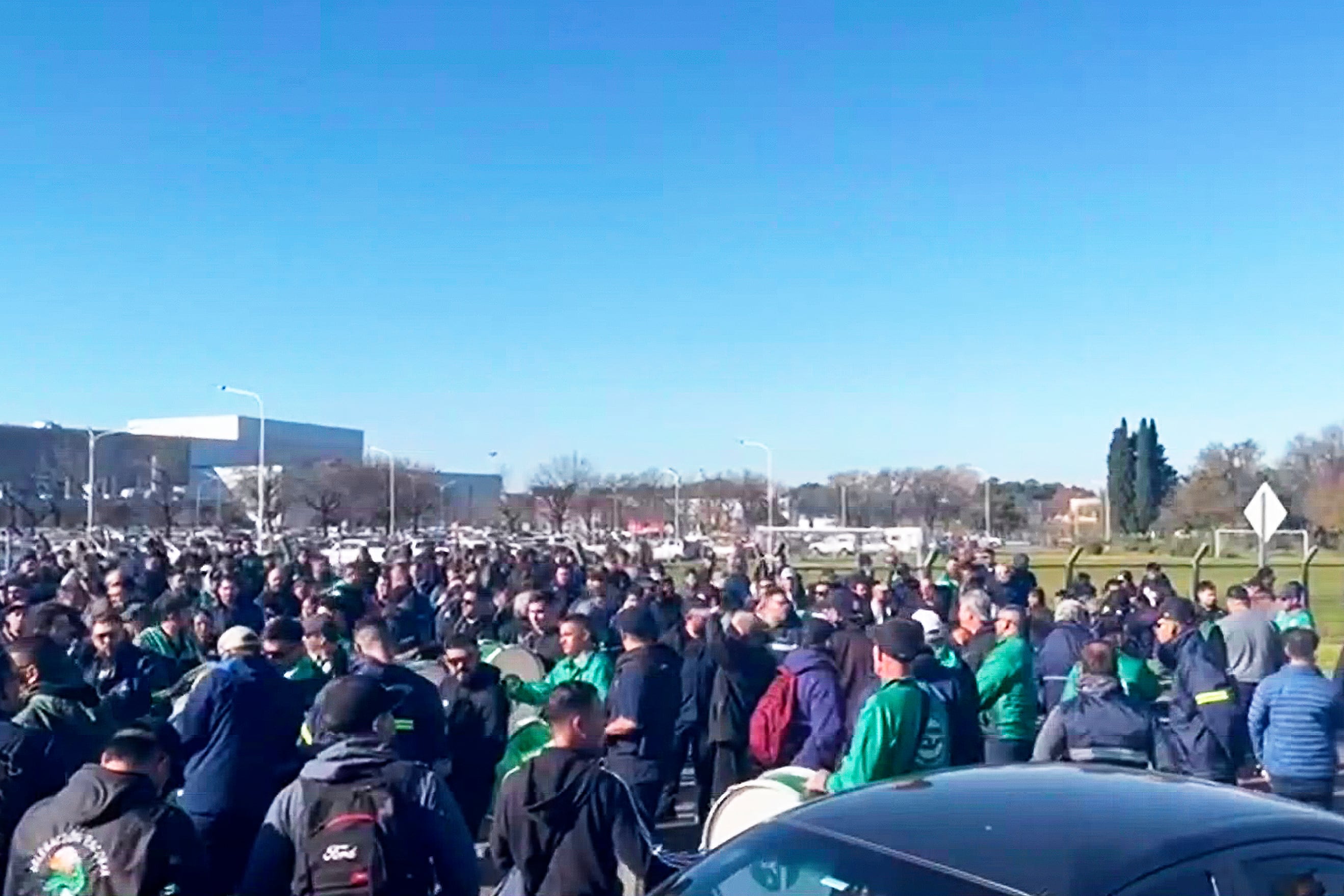 Los trabajadores del Smata cortaron frente a las fábricas de Panamericana.