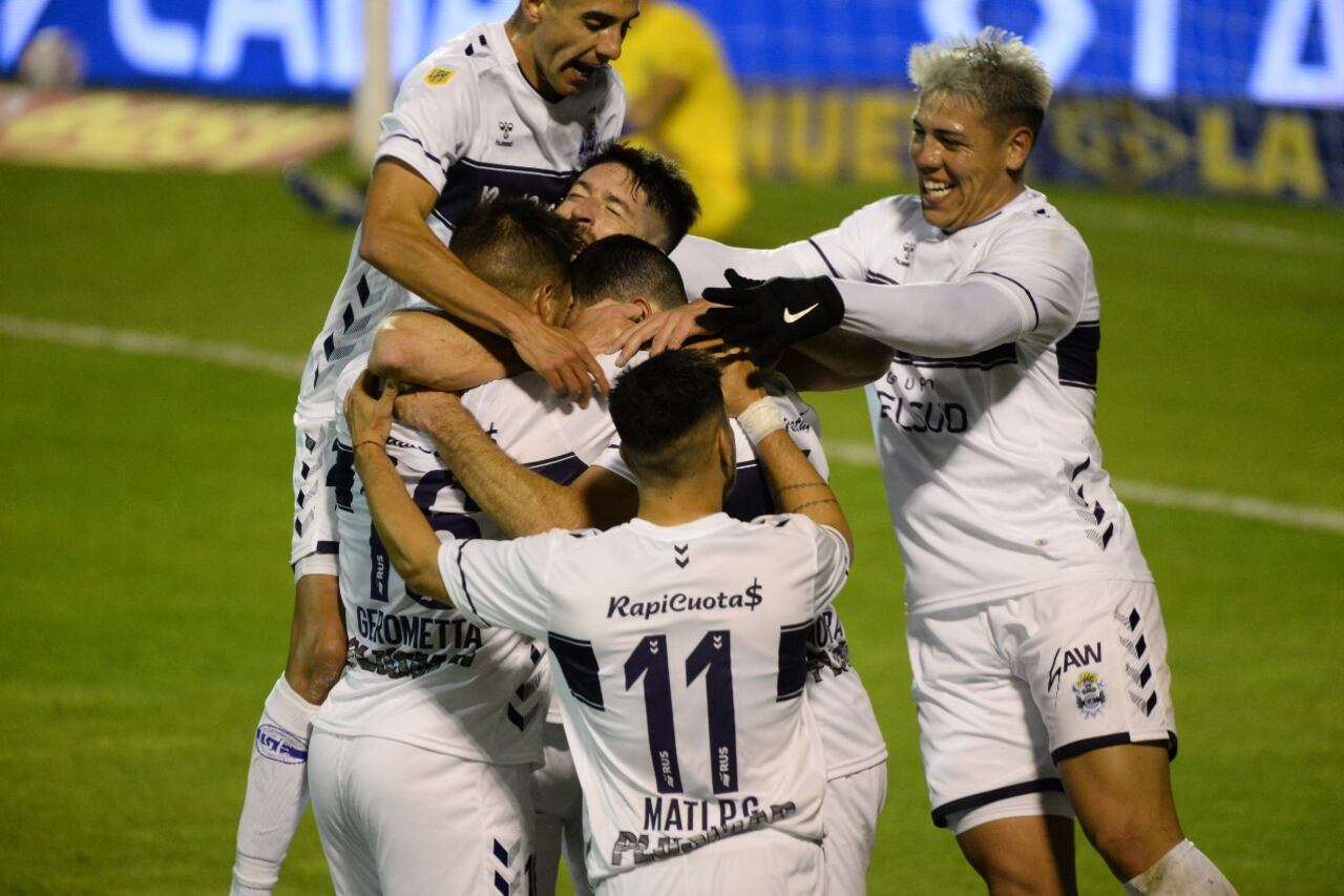 Los jugadores de Gimnasia en el festejo del gol