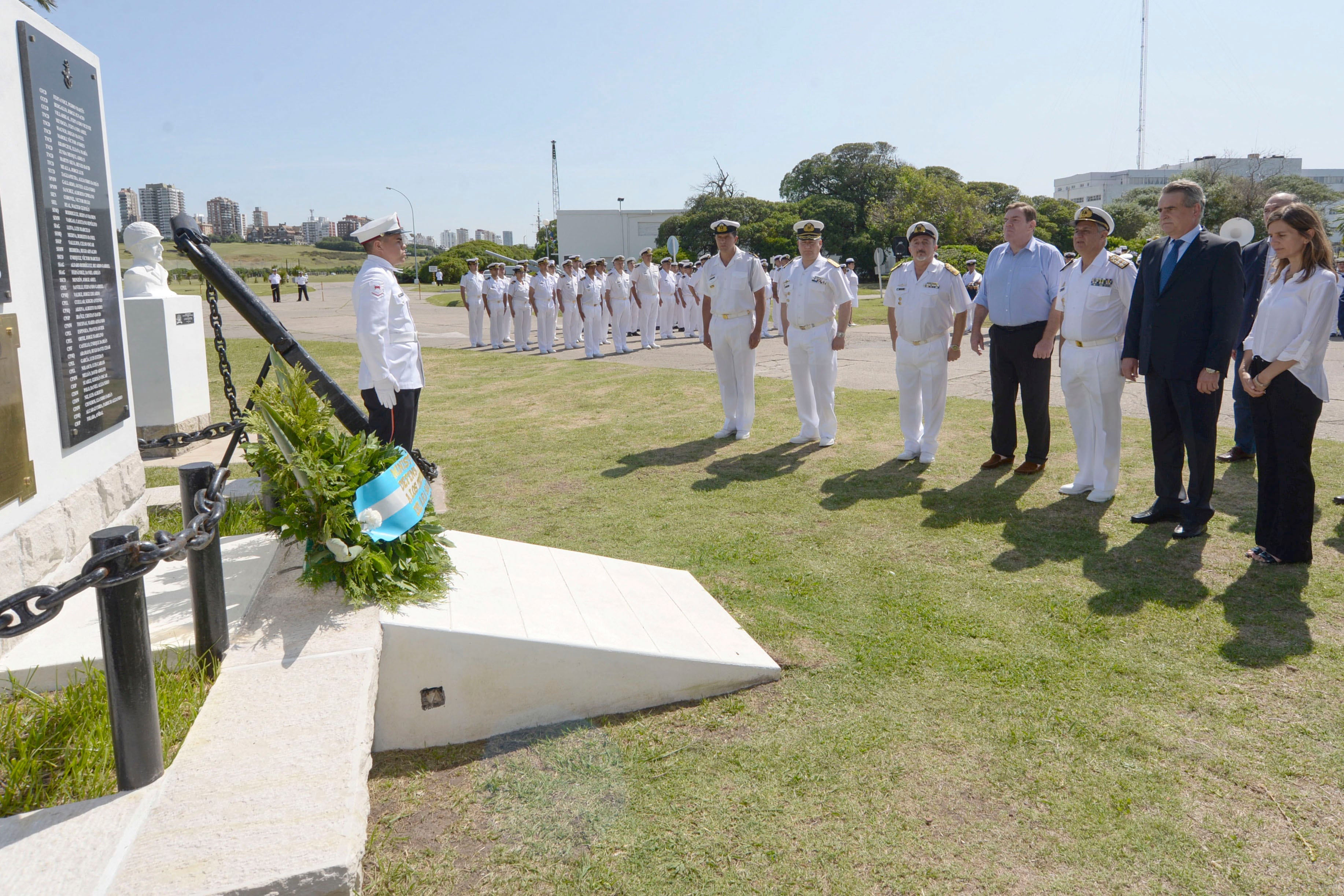 Rossi hizo un homenaje a los 44 tripulantes en la Base Naval marplatense.