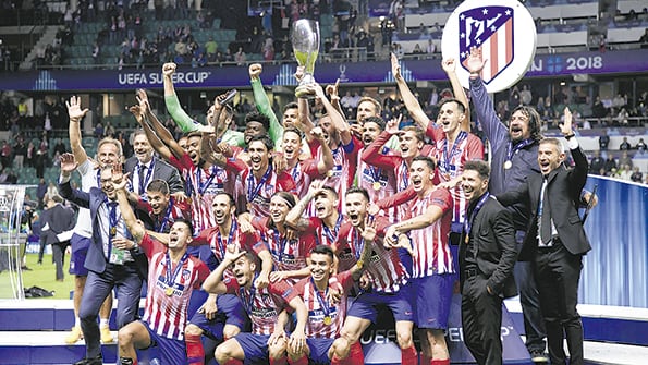 Simeone y sus jugadores festejan la obtención de la Supercopa de Europa.