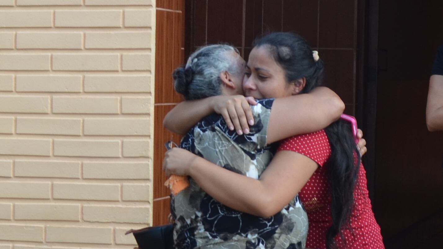 Victoria Aguirre abraza a su mamá Graciela Araujo al salir en libertad.
