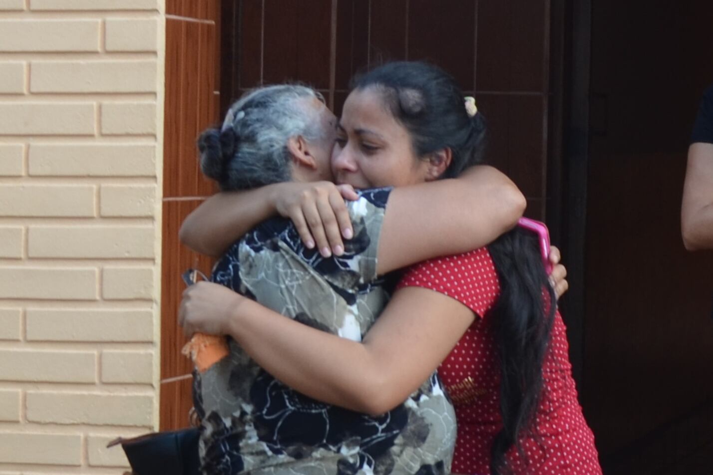 Victoria Aguirre abraza a su mamá Graciela Araujo al salir en libertad.