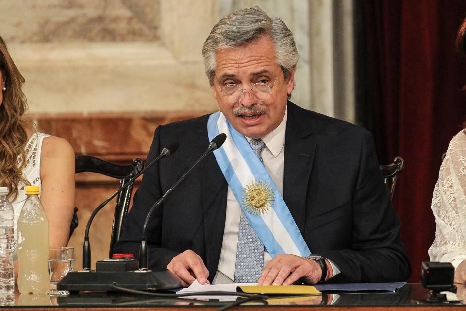 "Los que dicen estar preocupados por el sueldo de los jubilados son los que en cuatro años de gobierno les hicieron perder el 20 por ciento del salario real", afirmó el Presidente.