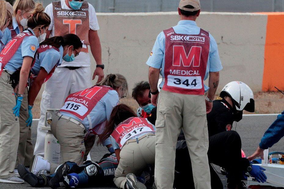 Los médicos socorren al piloto español tras el accidente.