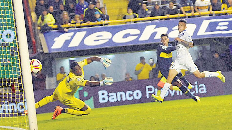 Pavón saca el remate cruzado para abrir el marcador en la noche de La Bombonera.