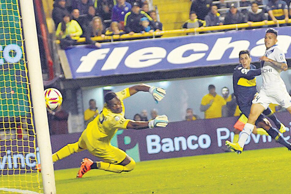 Pavón saca el remate cruzado para abrir el marcador en la noche de La Bombonera.