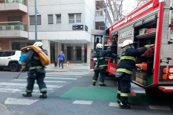 El incendio se produjo en un edificio de Echeverría al 1900 y los bomberos lo evacuaron por completo.