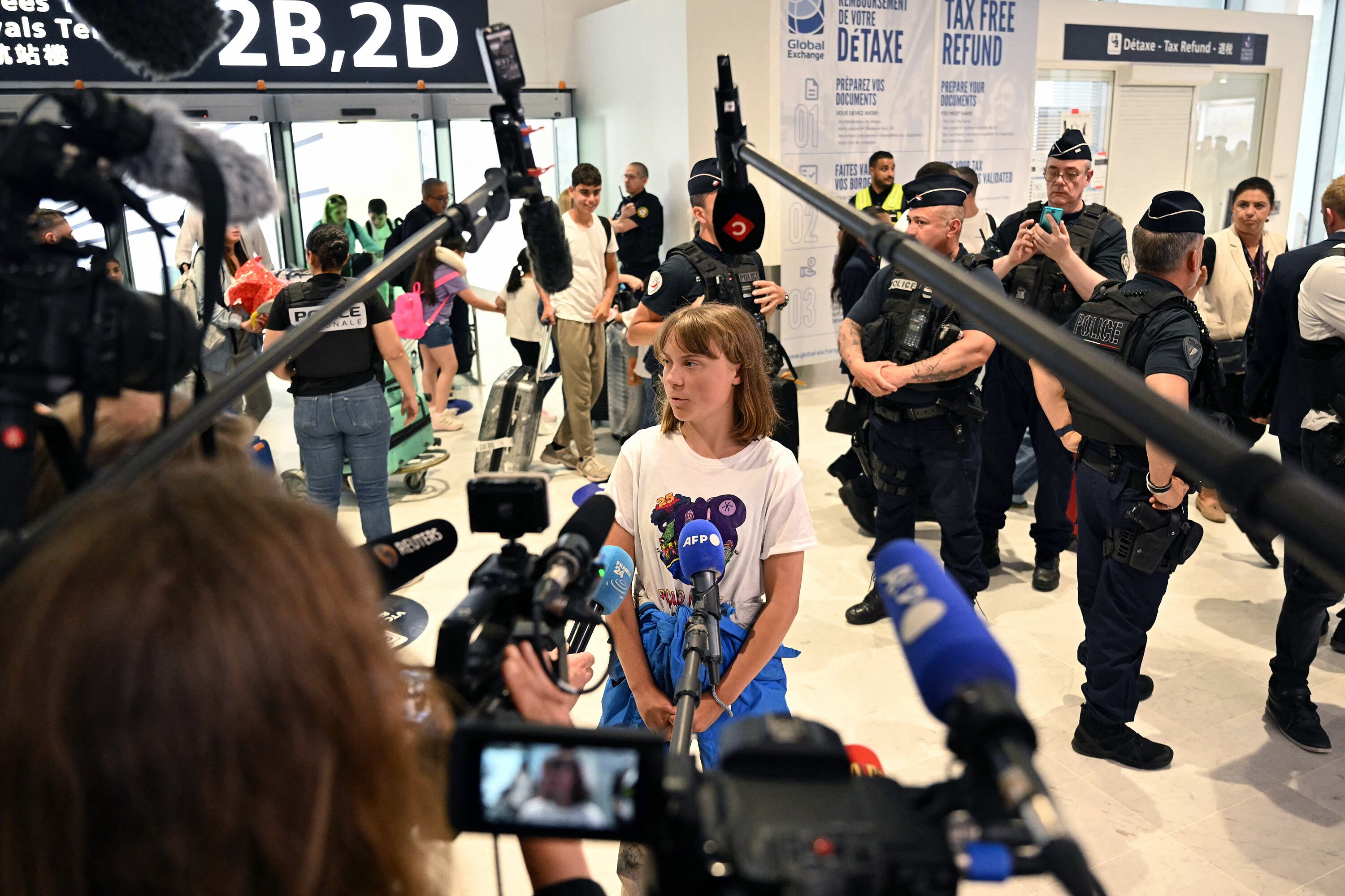 Thunberg hablaconperiodistas después de ser deportada.