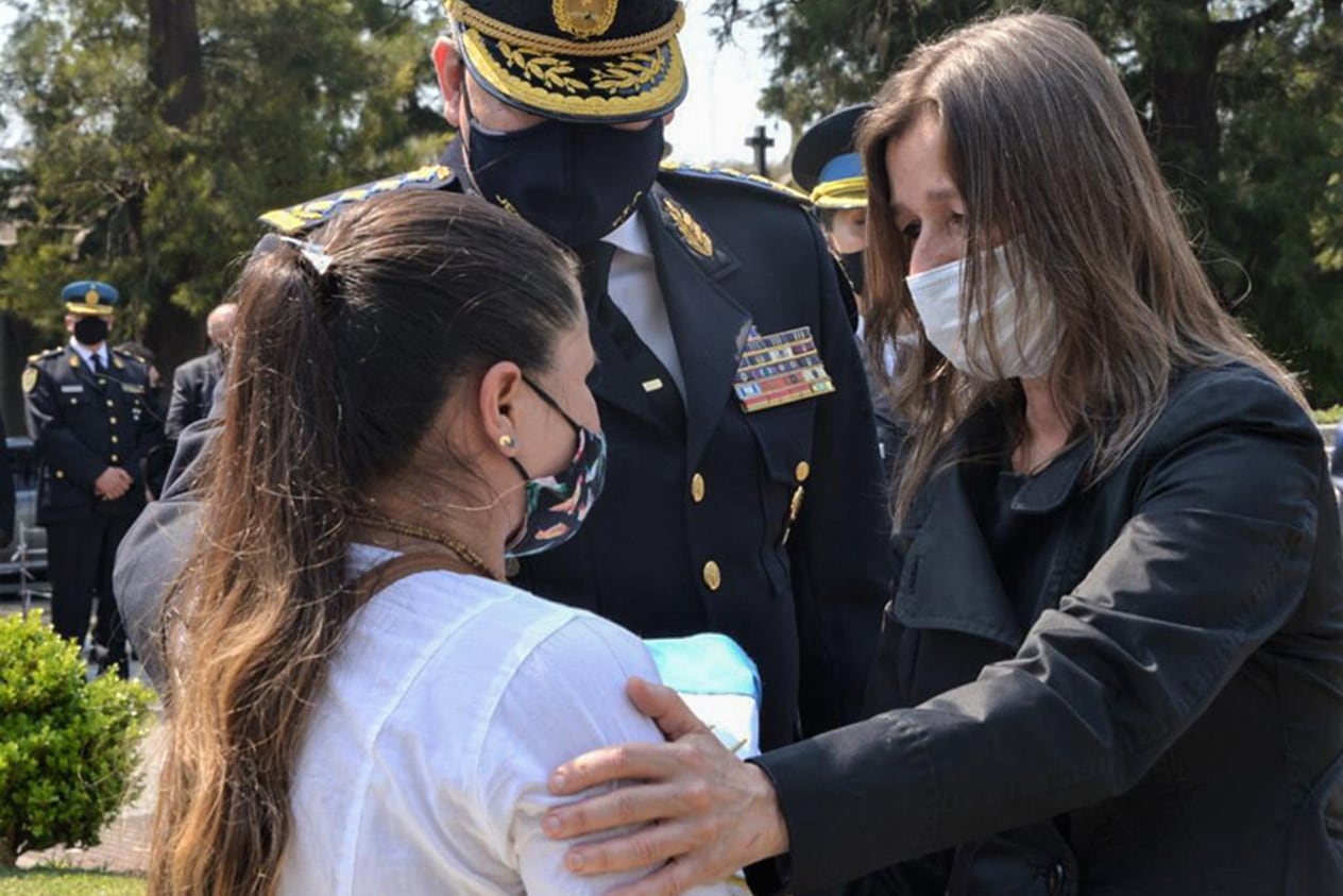 La ministra de seguridad, Sabina Frederic, junto a la esposa del inspector Juan Pablo Roldan, el policía asesinado en Palermo.