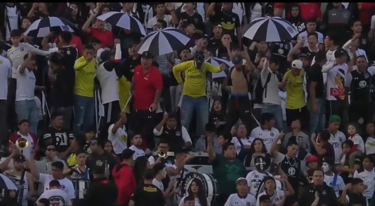 Los clásicos rivales del fútbo chileno cantaron juntos contra el presidente Sebastián Piñera.