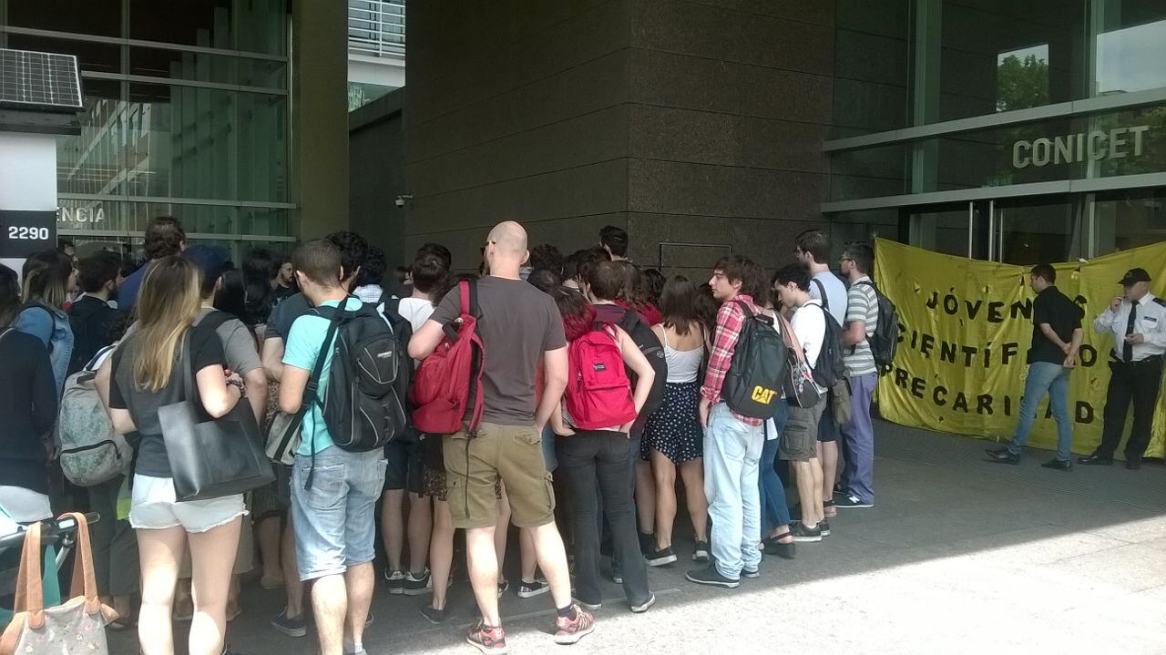 El Ministerio estuvo tomado cinco días hasta acordar la prórroga de 489 becas. 