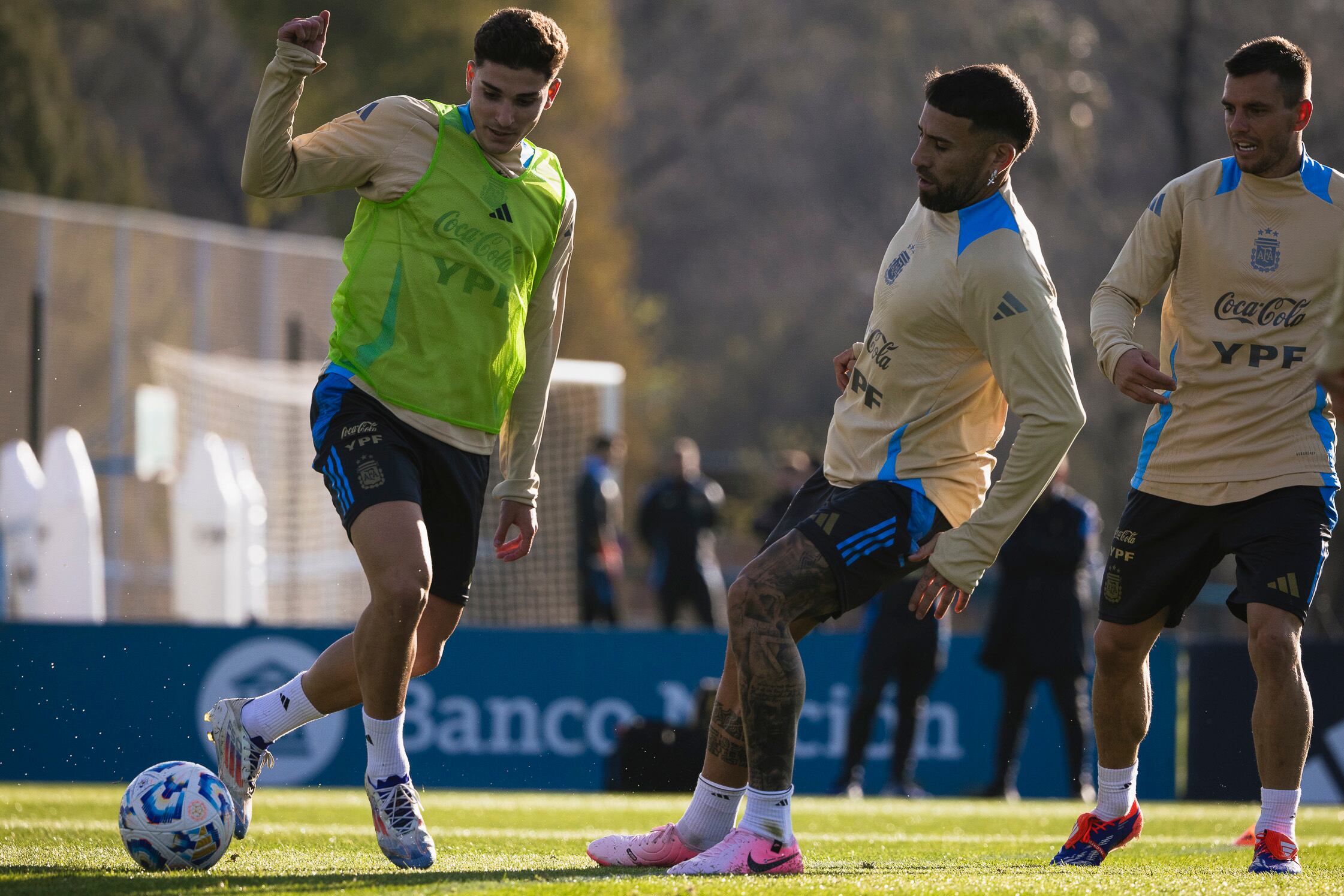Julián Álvarez a punto de romperle los tobillos a Nicolás Otamendi.