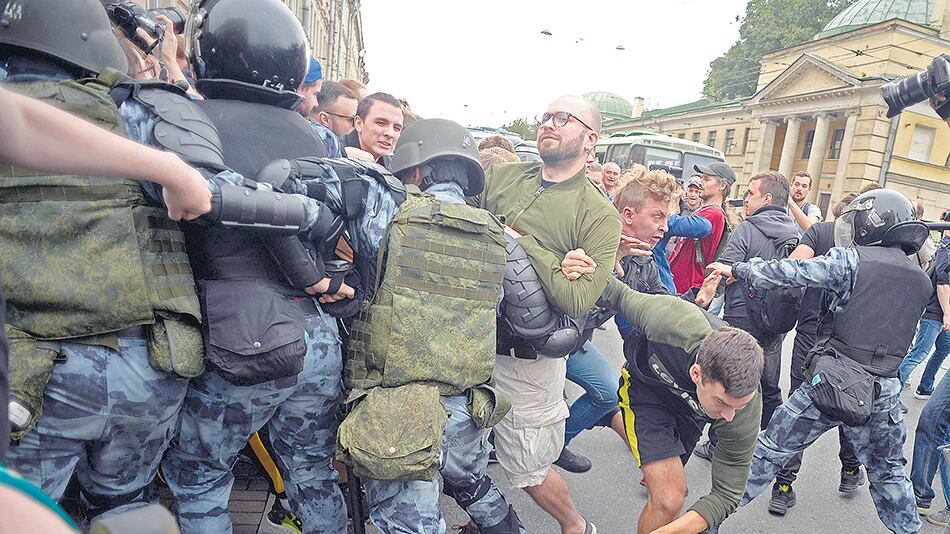 Centenares de personas fueron detenidas ayer mientras protestaban contra la reforma de pensiones.