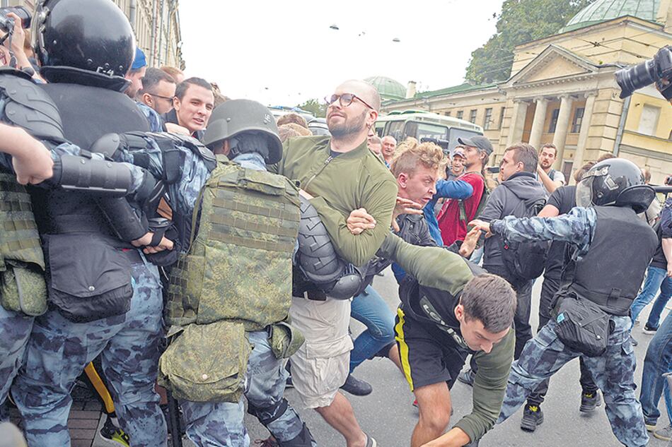Centenares de personas fueron detenidas ayer mientras protestaban contra la reforma de pensiones.