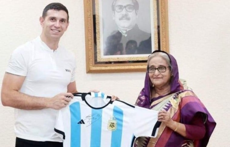 Dibu Martínez y el regalo para la primera ministra de Bangladesh, Sheik Hasina.