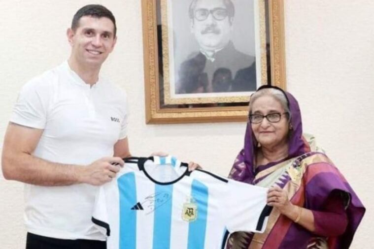 Dibu Martínez y el regalo para la primera ministra de Bangladesh, Sheik Hasina.