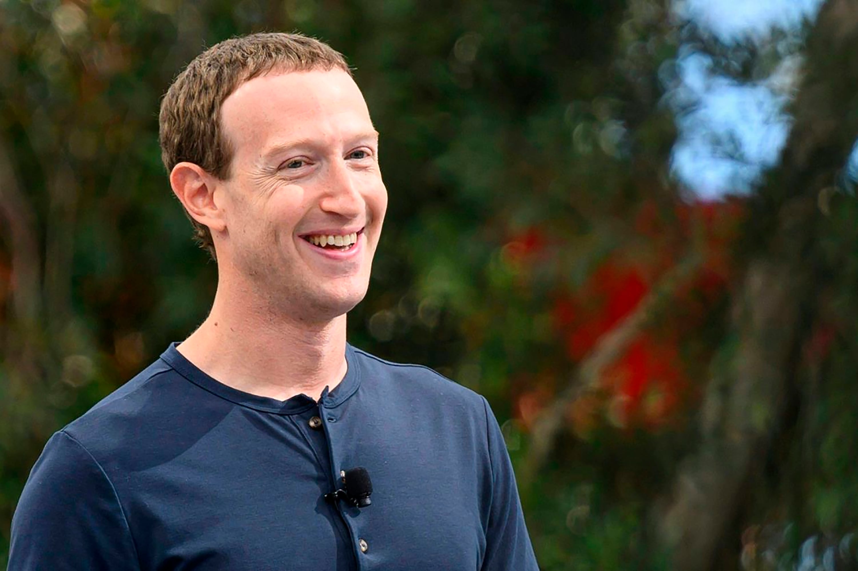 Zuckerberg le sigue teniendo fe al desarrollo de anteojos de realidad virtual.