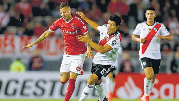 López se escapa de Lollo, que luego cometería un penal para Internacional.