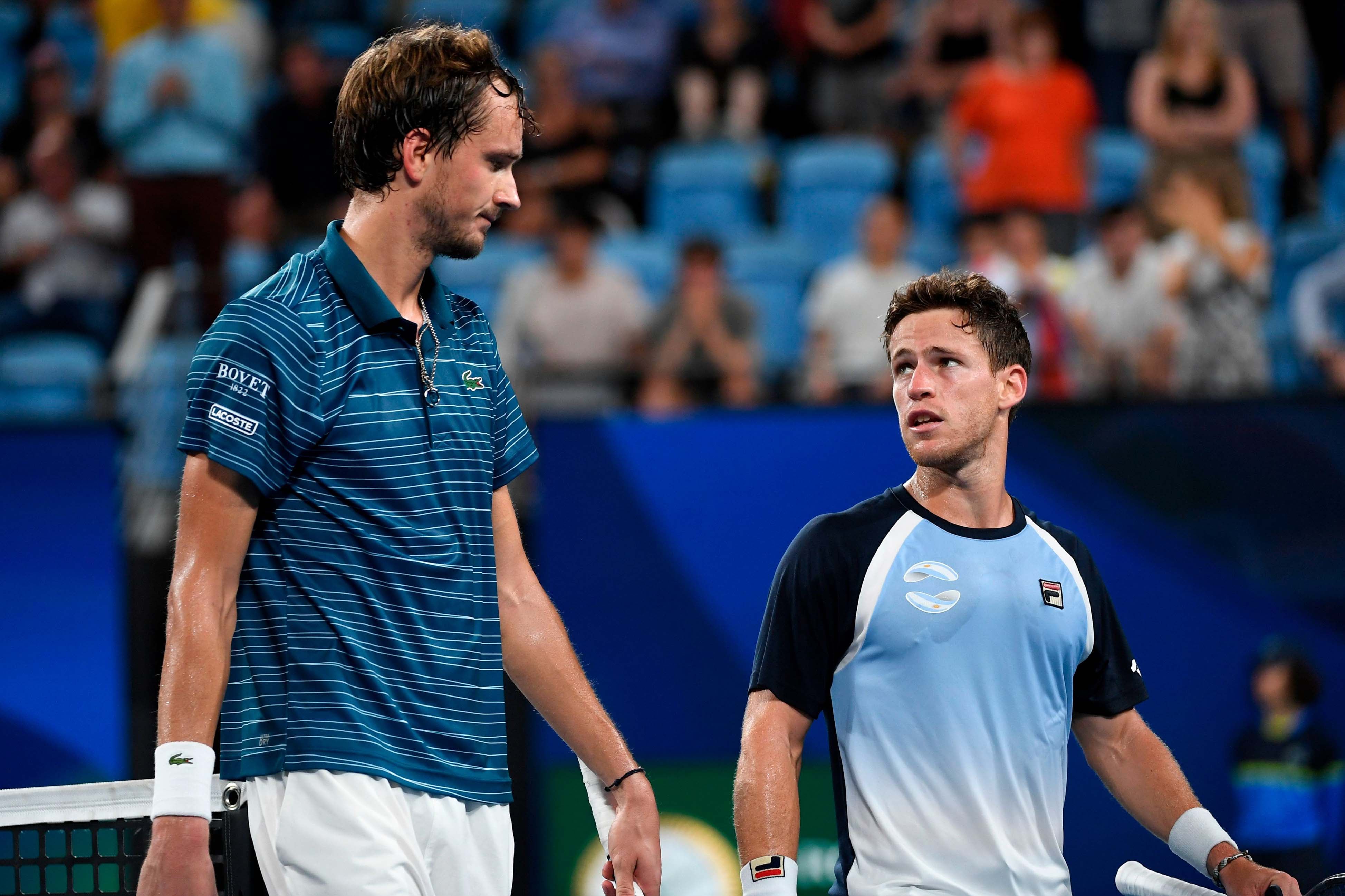 Medvedev (1,98 metro) saluda a Schwartzman (1,70) tras el partido.