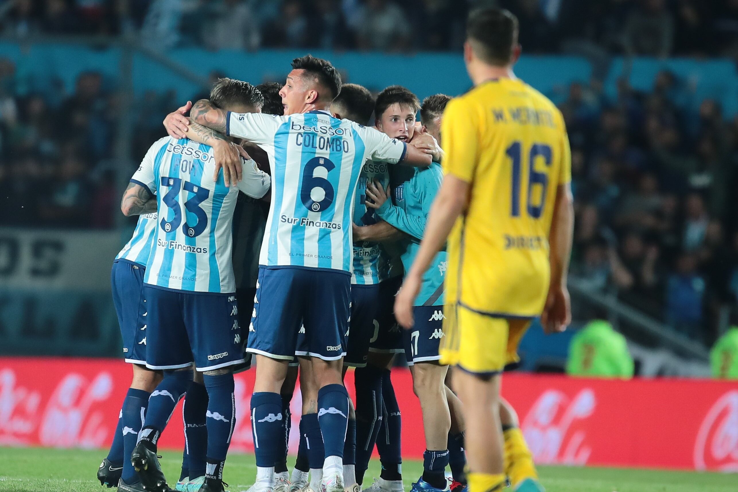 Todo Racing festeja el gol de Sigali para el agónico triunfo sobre Boca